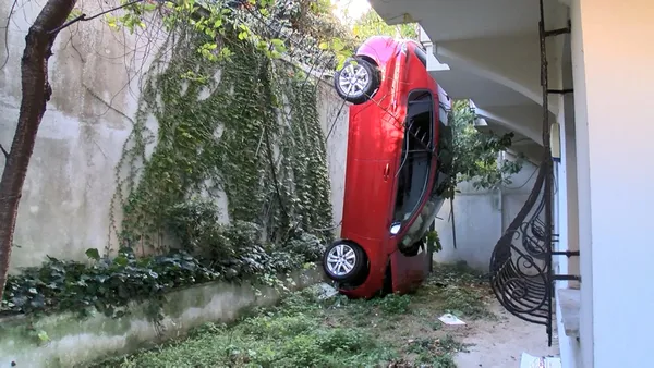 besiktasta-klasik-bir-kaza-surucu-fren-yerine-gaza-basti-otomobil-binanin-bahcesine-dustu-1634800009312.jpg Beşiktaş'ta klasik bir kaza! Sürücü fren yerine gaza bastı otomobil binanın bahçesine düştü-6