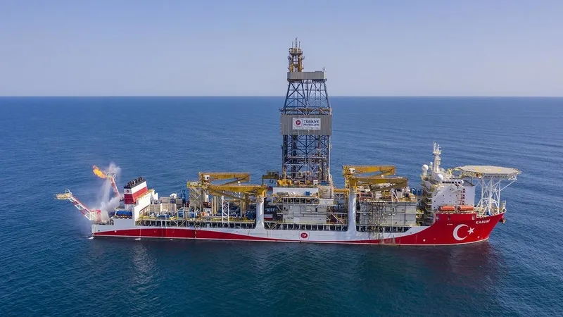 bakan-bayraktar-takvime-konustu-elektrik-ve-dogal-gazda-yeni-tarife-basliyor-rizede-sondaj-mujdesi-suriyeye-he-1735275915677.jpeg Bakan Bayraktar, yeni sondajların yapılacağını müjdeledi. (Görsel: AA)