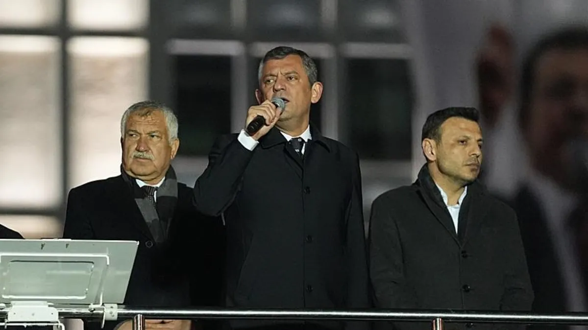 CHP'li Özel sokak çağrısı yaptı! Marjinal gruplar polise saldırdı partililer İBB binasına girmeye çalıştı: Çık dışarı Özgür