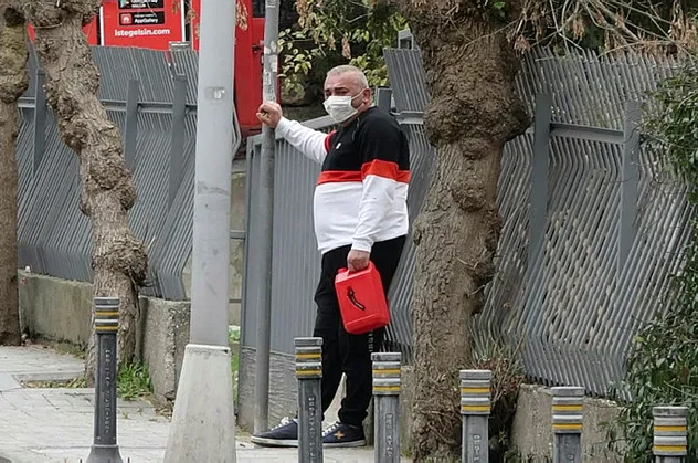 İstanbul'un göbeğinde hareketli anlar! Benzin bidonuyla yolu kapattı...