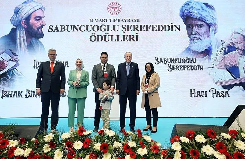 Başkan Recep Tayyip Erdoğan, 14 Mart Tıp Bayramı dolayısıyla Başakşehir Çam ve Sakura Şehir Hastanesi'nde sağlık çalışanlarıyla iftar programına katıldı. (AA)
