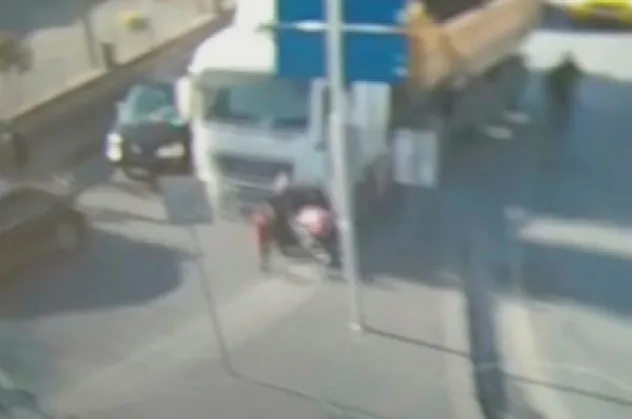 İstanbul Güngören'de hafriyat kamyonu dehşeti! Anneyi altına aldı çocuklar yola savruldu! Saniye saniye kaydedildi