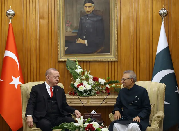 hazine-ve-maliye-bakani-berat-albayraktan-pakistan-paylasimi-1581622271089.jpg Hazine ve Maliye Bakanı Berat Albayrak'tan 'Pakistan' paylaşımı-4