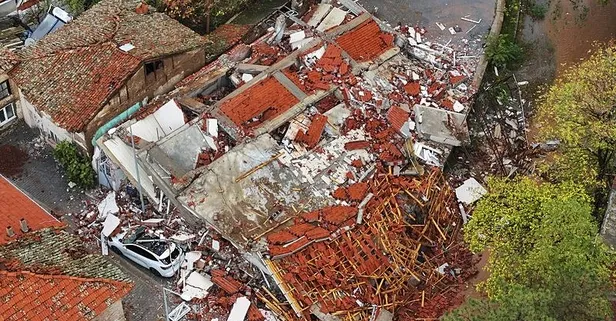 Balıkesir Sındırgı'da yıkılan binalar havadan görüntülendi