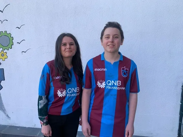 ogretmen-iddiayi-kaybetti-trabzonspor-formasi-giydi-1615634653865.jpg