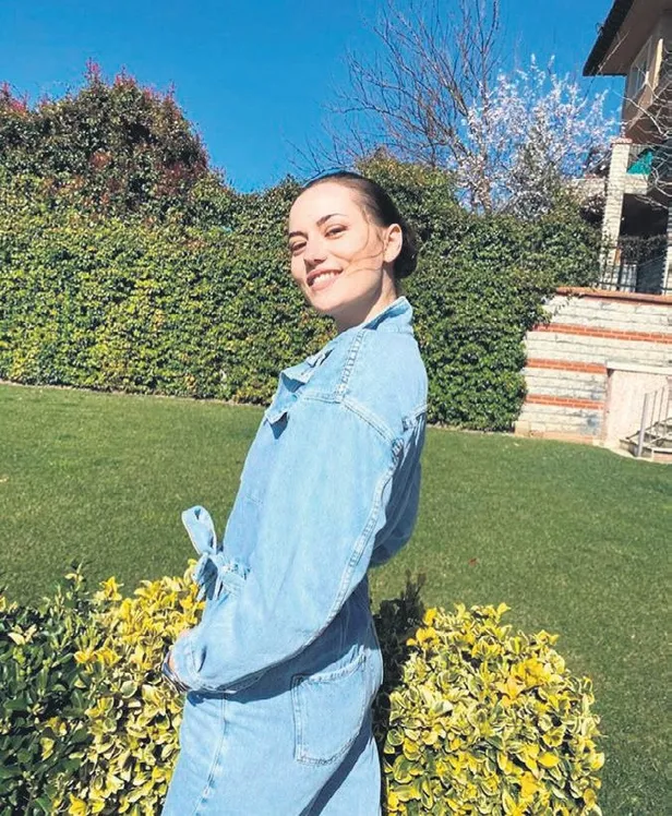 kurulus-osmanin-yildizi-burak-ozcivitin-esi-fahriye-evcenden-evde-kalin-cagrisi-1584661581044.jpeg Kuruluş Osman'ın yıldızı Burak Özçivit'in eşi Fahriye Evcen'den 'evde kalın' çağrısı-1