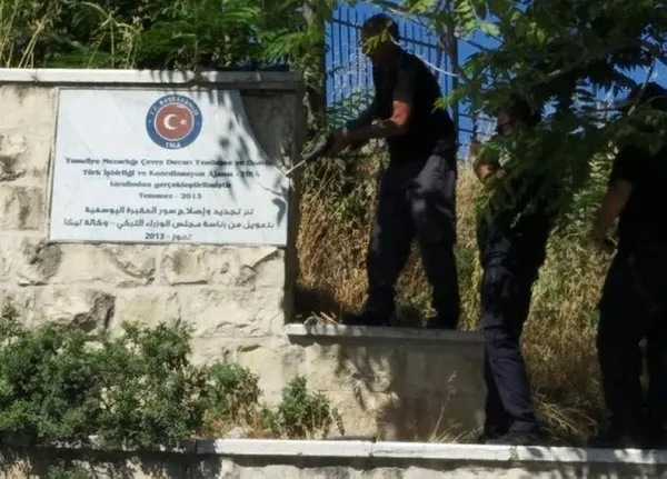 tikadan-baskanligin-kudusteki-tabelasinin-sokulmesine-tepki-1593032393313.jpeg TİKA'dan, Başkanlığın Kudüs'teki tabelasının sökülmesine sert tepki-1