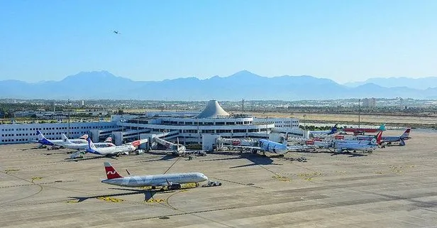 Antalya Havalimanı bayramın ilk günü 1034 uçak trafiğiyle rekor tazeledi