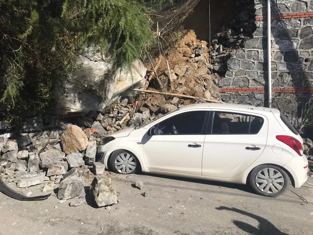 Beykoz'da istinat duvarı çöktü! Araçlar altında kaldı-4