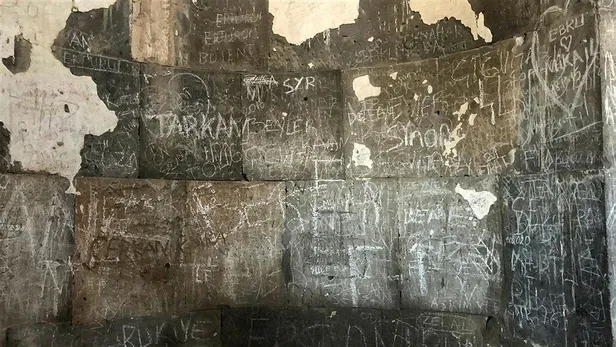 Kars'ta tarihe büyük saygısızlık: Ani'de tarihi yapıtların duvarları aşk ilan alanı oldu-2