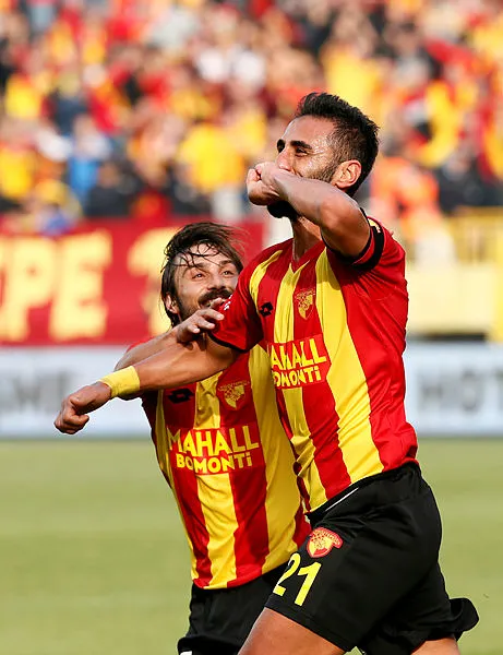 Ünlü futbolcunun eşinden şok tepki-5