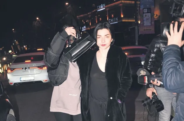 Muhabirleri gören Merve Boluğur köşe bucak kaçmaya çalıştı
