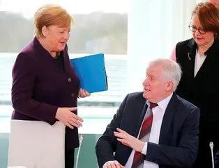 Seehofer, koronavirüs nedeniyle Merkel’in elini sıkmadı