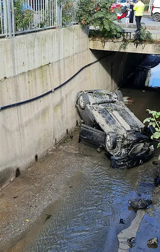 Kontrolden çıktı! Takla atarak dereye yuvarlandı