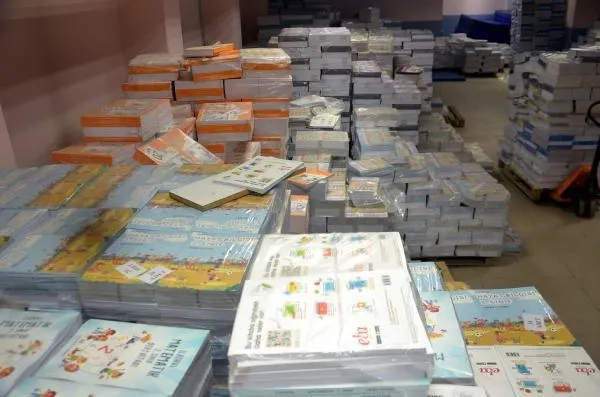 Yüz yüze eğitime günler kala ders kitapları sıralara konulmaya başlandı-2