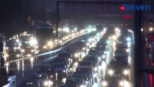 İstanbul'da yağmur yağdı trafik kilitlendi!