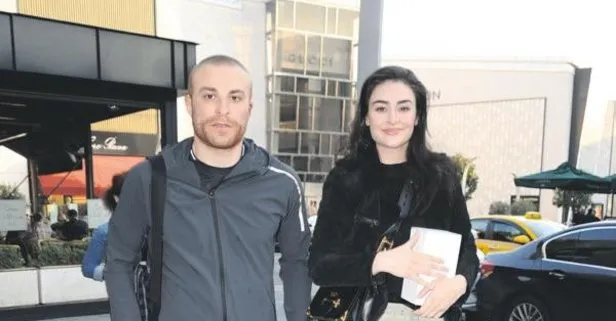 Oyuncu Esra Bilgiç, futbolcu eşi Gökhan Töre ile önceki gün İstinyePark’taydı
