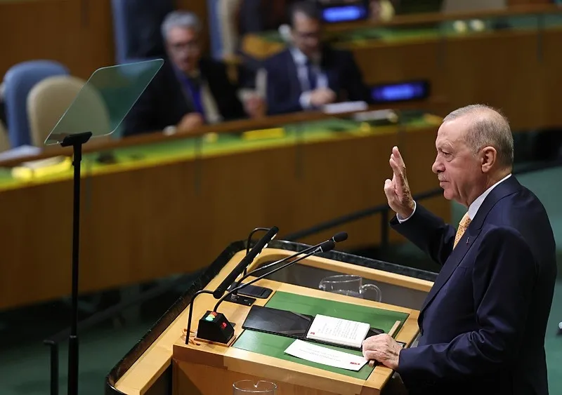 Başkan Recep Tayyip Erdoğan, Birleşmiş Milletler (BM) üyesi ülkelerin liderleri ve üst düzey temsilcilerini New York'ta bir araya getiren BM 81. Genel Kurulu'nda konuşma yaptı. (Haberin fotoğrafları AA, Reusters ve AFP'den alınmıştır.)