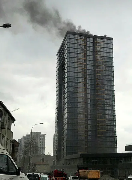 İstanbul'da 25 katlı gökdelende yangın paniği-1