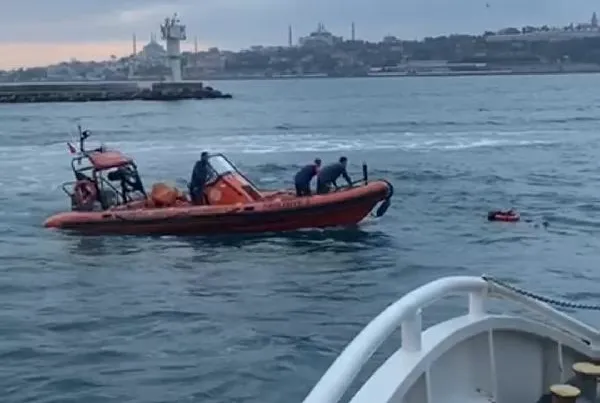 Yolcu denize düştü