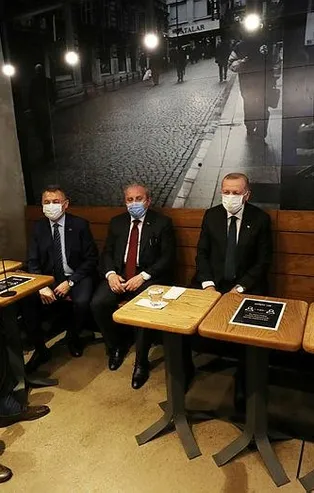 Başkan Erdoğan ve MHP lideri Devlet Bahçeli Fatih'te bir kafede çay içti