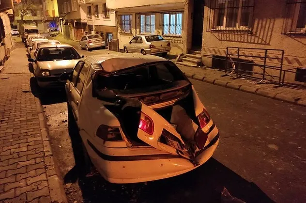 İstanbul'da şiddetli fırtına sonrası çatılar uçtu ağaçlar devrildi! AFAD İstanbul'da fırtınanın bilançosunu açıkladı