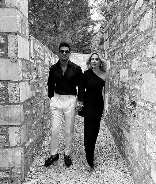 hadise-ve-mehmet-dincerler-arasindaki-kriz-buyuyor-unlu-popcu-adliyenin-yolunu-tuttu-1663185760203.jpeg Hadise ve Mehmet Dinçerler krizi iş insanına yaradı! 'Boşanma' iddiaları arasında açtığı yeni mekan dikkat çekti-4