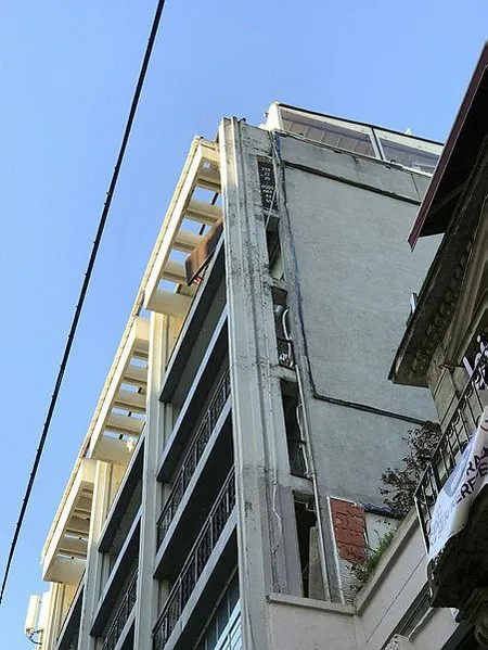 Son dakika: İstiklal Caddesi'nde 6. kattan düşen işçi öldü-3