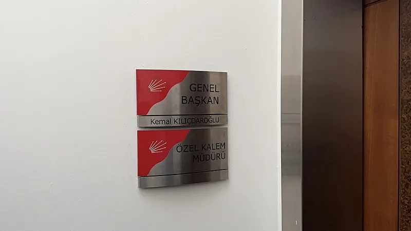 kemal-kilicdaroglu-geliyor-chpde-hazirliklar-tam-gaz-adi-yeniden-duvarda-1779734630144.jpeg Kemal Kılıçdaroğlu geliyor: CHP'de hazırlıklar tam gaz | Adı yeniden duvarda-4