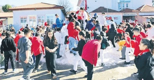 Muğla'da kış sevinci yüzleri güldürdü Kaymakam'ın talimatıyla bir kamyon kar getirildi