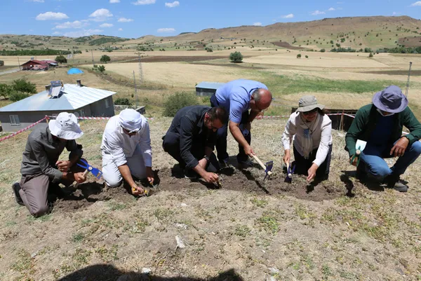tuncelide-9-bin-yil-oncesine-ait-bulgular-elde-edilen-tozkoparan-hoyugunde-kazilar-basladi-4-ay-surecek-1624372301068.jpg