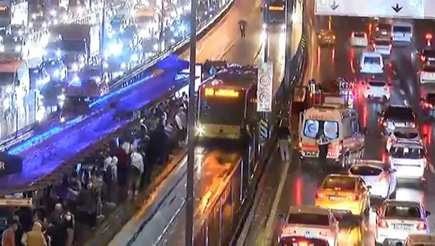 son-dakika-istanbul-merterde-metrobus-kazasi-7-kisi-yaralandi-1602177621074.jpeg Son dakika: İstanbul Merter'de metrobüs kazası! 7 kişi yaralandı-2
