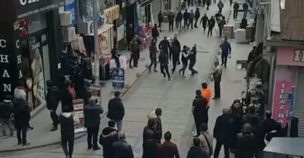 Fatih’te sokak ortasında sopalı kavga