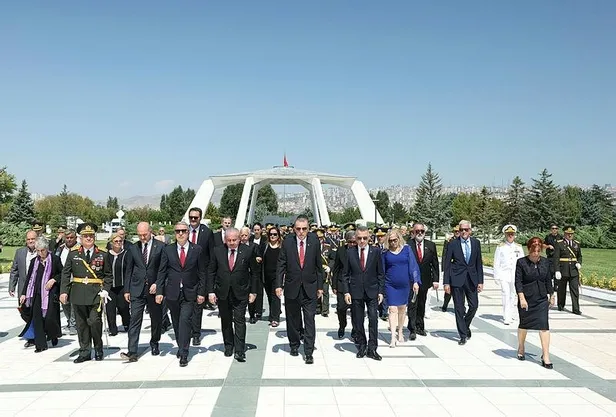 Başkan Erdoğan Anıtkabir Özel Defteri'ni imzaladı! 30 Ağustos Zafer Bayramı'nda bir ilk: Devlet Mezarlığı'na ziyaret-9