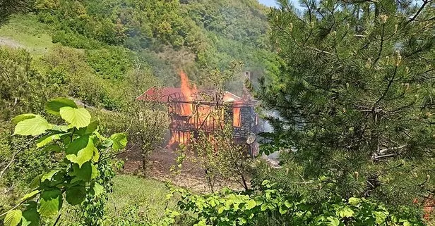 İki katlı ahşap ev alev alev yandı küle döndü