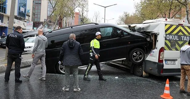 Ataşehir’de feci kaza: Minibüse ok gibi saplandı