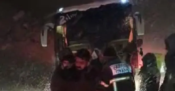 Son dakika: Bolu’da bariyerlere çarpan otobüsün kapıları açılmayınca 27 yolcu mahsur kaldı