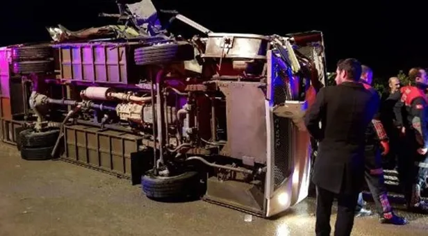 Son dakika: Adana Yüreğir'de korkunç kaza! Servis midibüsü ile iş makinesiyle çarpıştı...-2