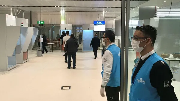 londradan-istanbula-gelen-yolculara-mutasyon-riski-nedeniyle-havalimaninda-koronavirus-testi-yapildi-1608512807297.jpeg Londra'dan İstanbul'a gelen yolculara mutasyon riski nedeniyle havalimanında koronavirüs testi yapıldı-3