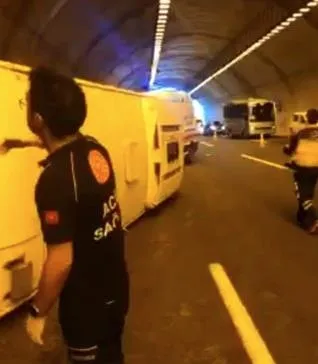 caglayan-adliyesi-personelini-tasiyan-servis-araci-kaza-yapti-4-yarali-1681405220464.jpeg Çağlayan Adliyesi personelini taşıyan servis aracı kaza yaptı: 4 yaralı-3