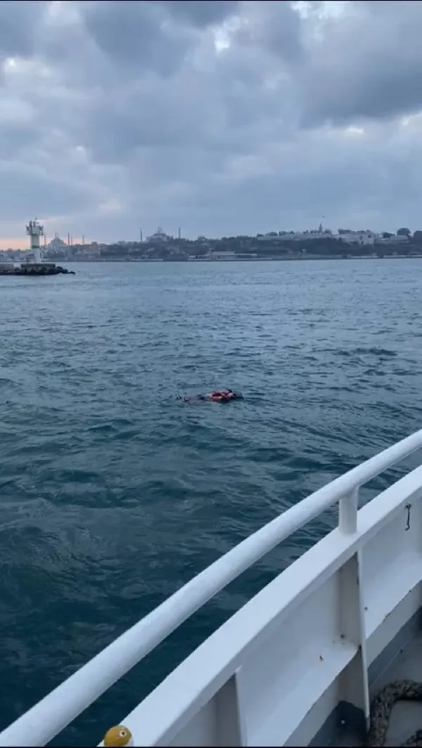 kadikoy-besiktas-seferini-yapan-vapurdan-denize-dustu-1700904898263.jpeg