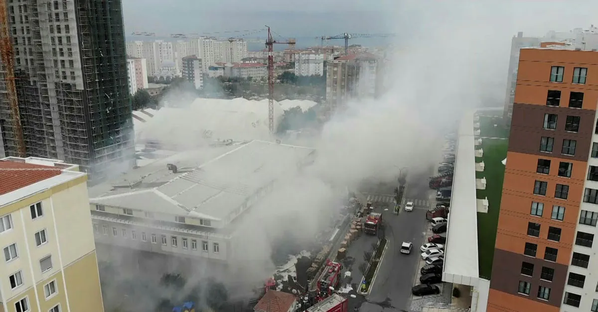 Beylikdüzü’nde bir depoda çıkan yangın saatlerdir devam ediyor!