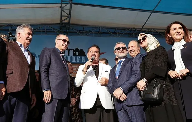 ibrahim-tatlises-sanliurfada-baskan-erdogana-sevgisini-anlatti-bize-cumhurbaskanimiz-yeter-gerisi-te-go-ti-ci-1670077158028.jpeg Şanlıurfa Gençlik Buluşması'nda mest eden düet! Başkan Erdoğan ve İbrahim Tatlıses 'Urfalıyam ezelden' parçasını seslendirdi-3