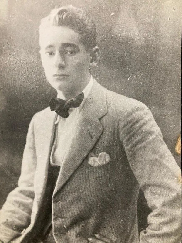 Merhum Başbakan Adnan Menderes'in yeni fotoğrafları ortaya çıktı! İşte 16 yaşındaki liseli Menderes-11