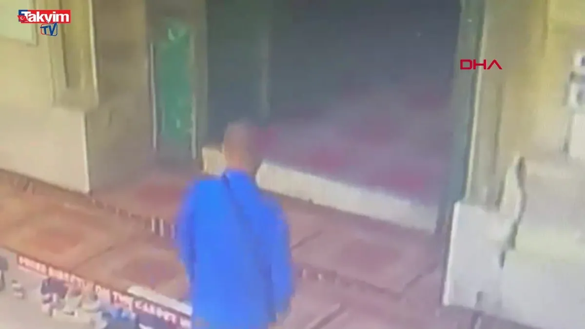 Fatih'te camideki hırsızlık kamerada