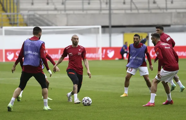 turkiye-futbol-federasyonu-yerli-oyuncu-oynatan-kuluplere-ne-kadar-tesvik-verilecegini-acikladi-1622814331915.jpg Türkiye Futbol Federasyonu yerli oyuncu oynatan kulüplere ne kadar teşvik verileceğini açıkladı-6