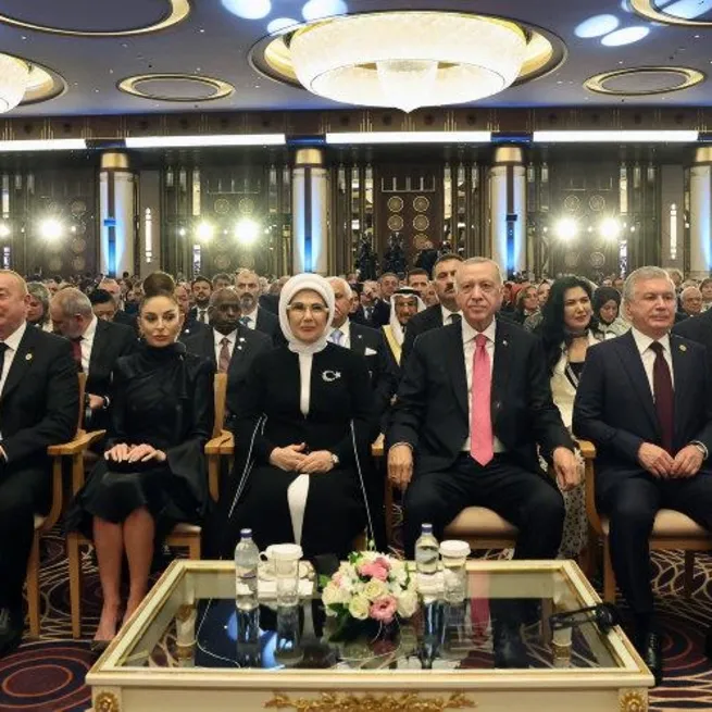 Külliyede tarihi anlar! Başkan Erdoğan liderlerle tek tek tokalaştı: Paşinyan, Aliyevin arkasına oturtuldu