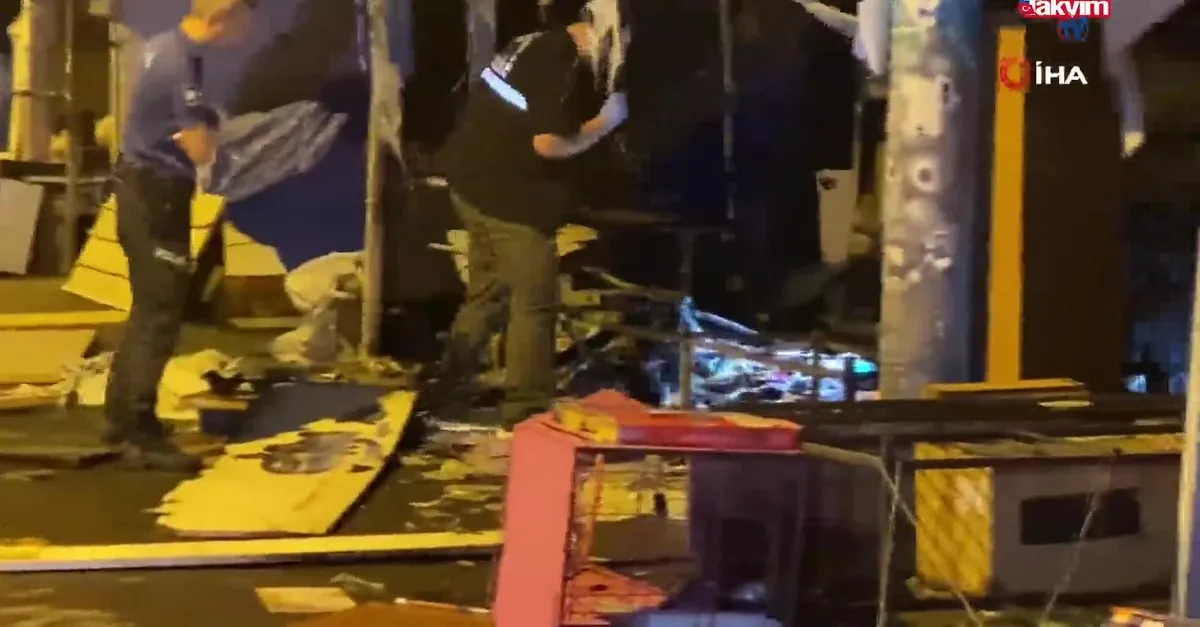 Bakırköy’de kitapçı dükkanı alev alev yandı