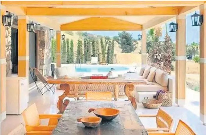 yilbasinda-sahne-almayan-zeynep-bastik-milyonlari-elinin-tersiyle-itti-yeni-yila-luks-evinde-girdi-1704051974098.jpeg Yılbaşında sahne almayan Zeynep Bastık milyonları elinin tersiyle itti! Yeni yıla lüks evinde girdi-2