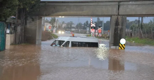 Adana’da sağanak yağış hayatı kabusa çevirdi! Araçlar yolda kaldı, evleri su bastı